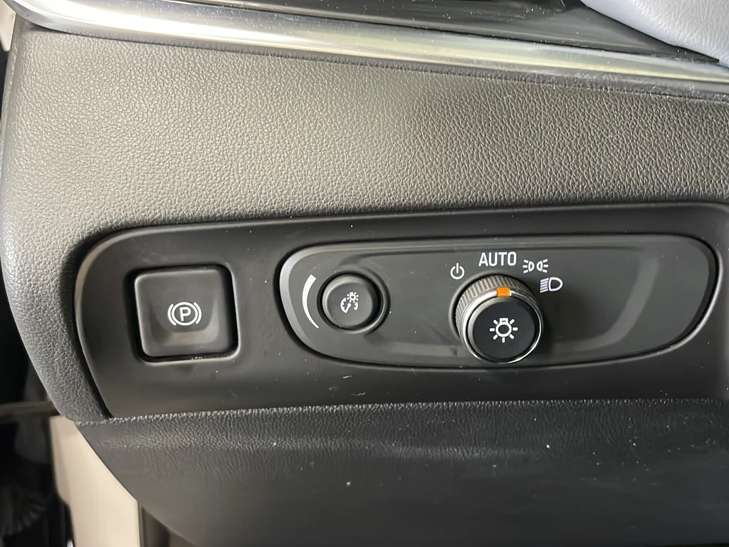 Used 2019 White Buick Essence image 27