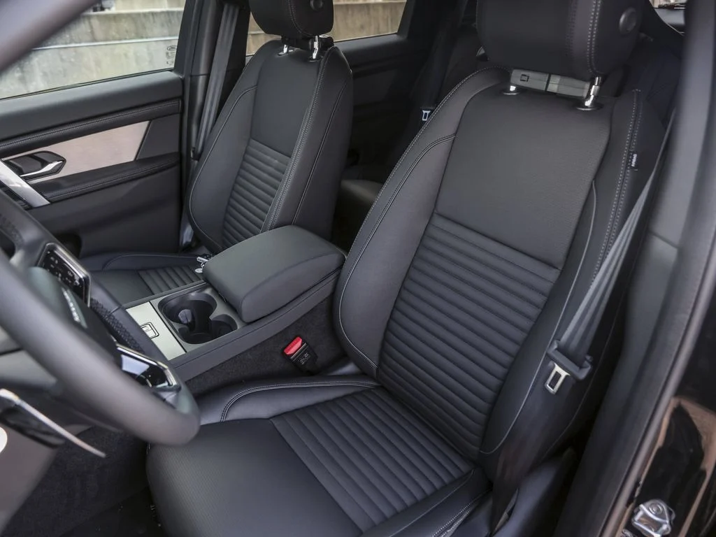 New 2025 Santorini Black Metallic Land Rover SE image 13