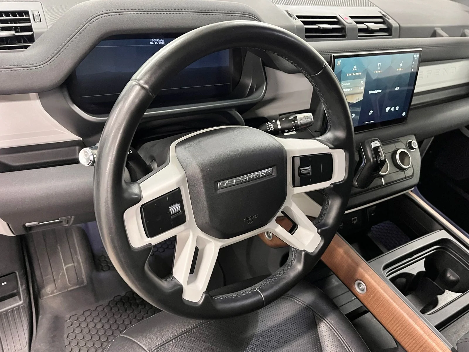 Used 2022  Land Rover S image 16