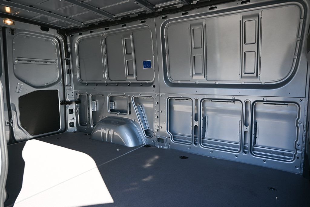 Used 2026 High-tech silver metallic Mercedes-Benz Cargo 144 WB image 17
