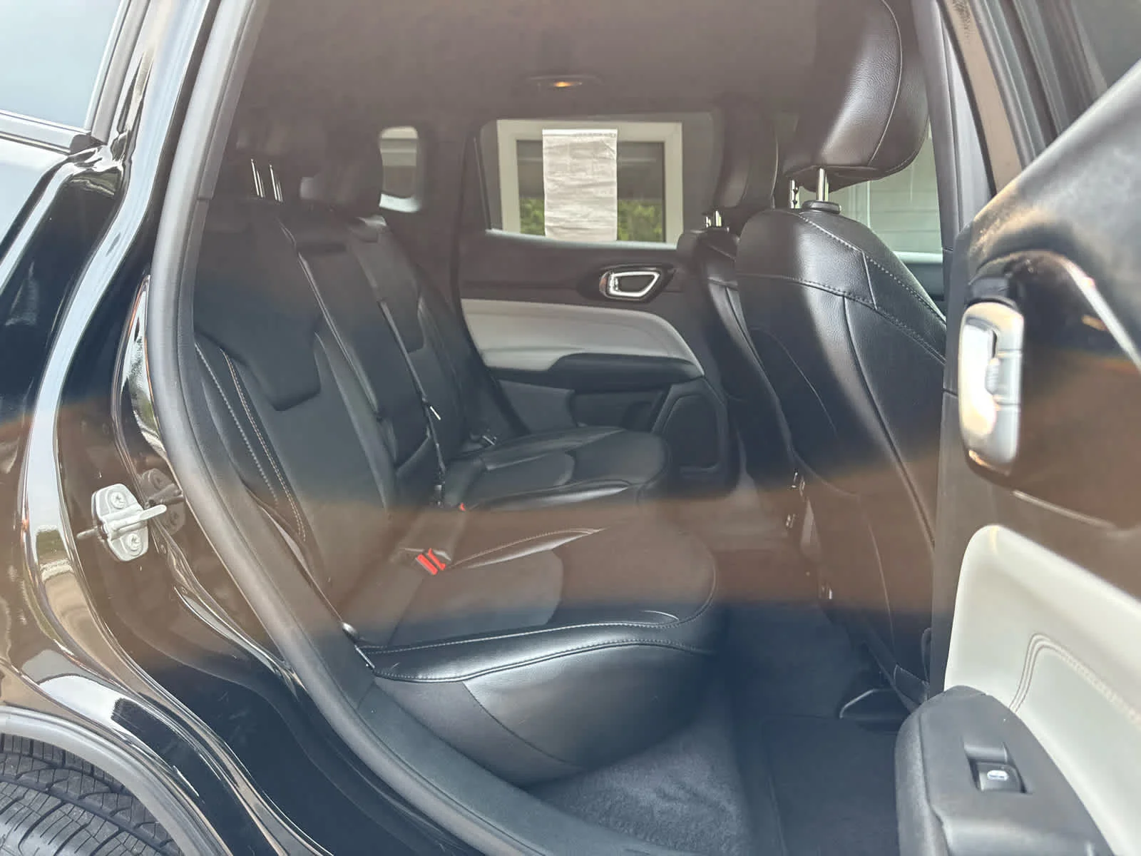Used 2023 Diamond Black Crystal Pearlcoat Jeep Limited image 18
