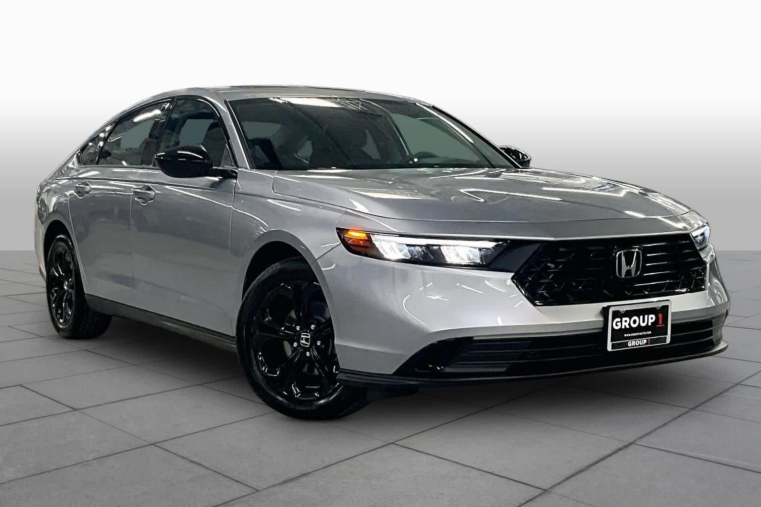 Used 2025 Solar Silver Metallic Honda SE image 3