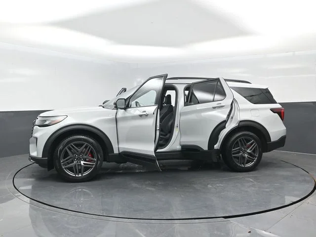 New 2027 Avalanche Gray Ford ST-Line image 31