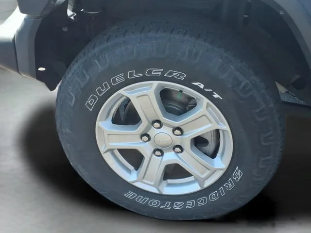 Used 2018  Jeep Sport S image 18