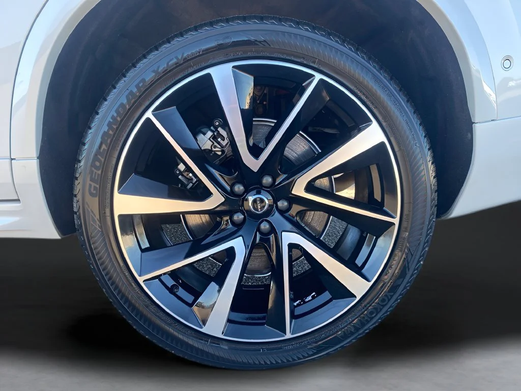Used 2024  Volvo Plus Bright Theme image 41