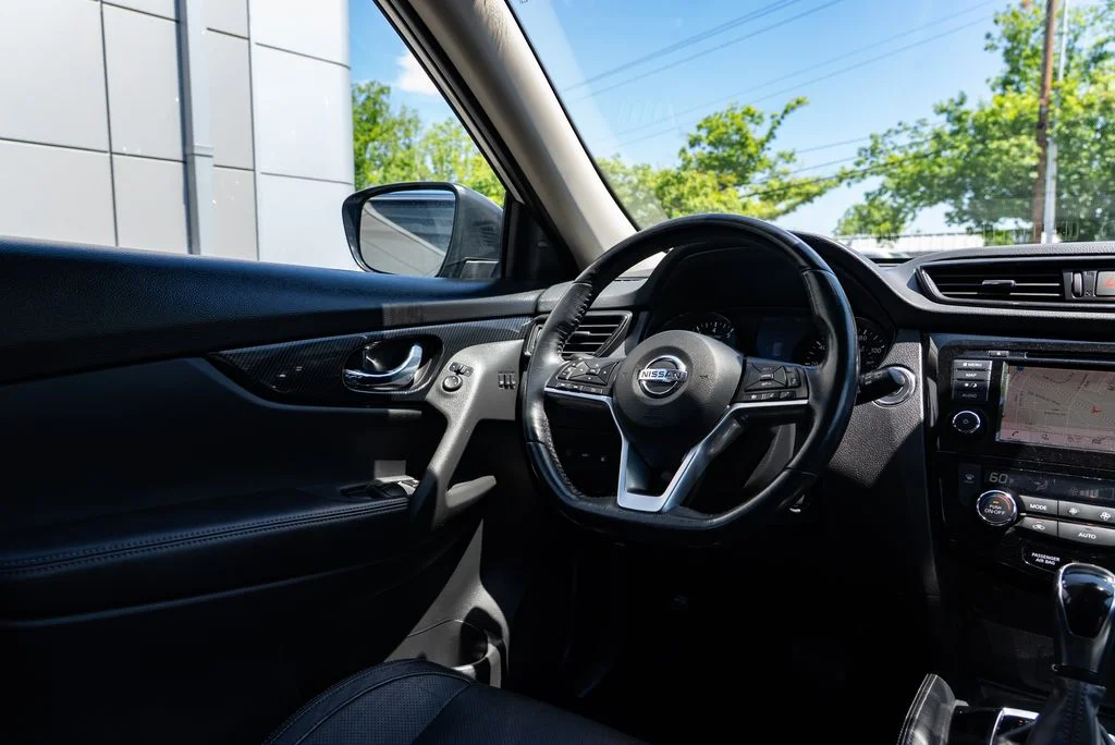 Used 2018 Silver Nissan SL image 11