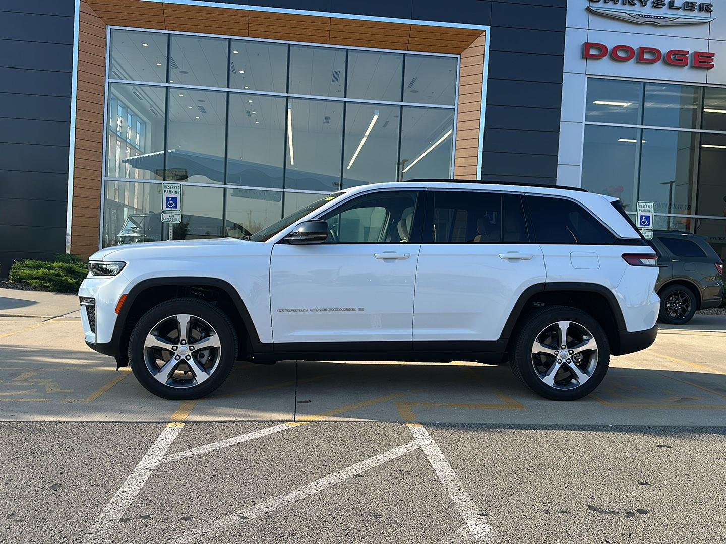 New 2026 Bright White Clear-Coat Exterior Paint Jeep Limited image 2