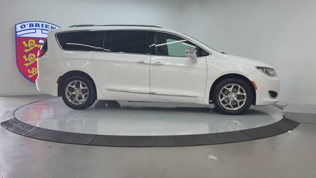 Used 2018 Bright White Clearcoat Chrysler Limited image 9