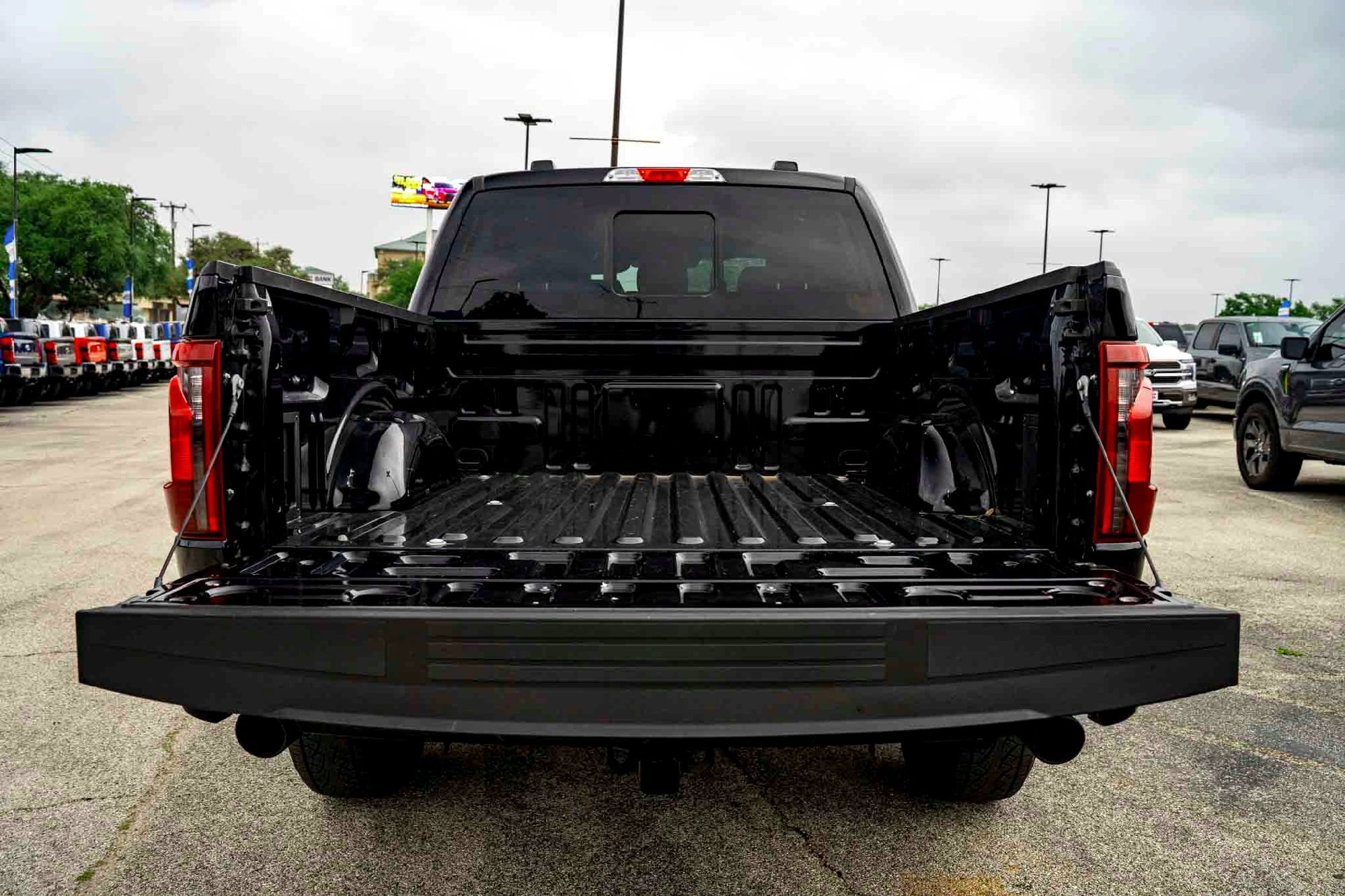 New 2025 Agate Black Metallic Ford XLT image 6