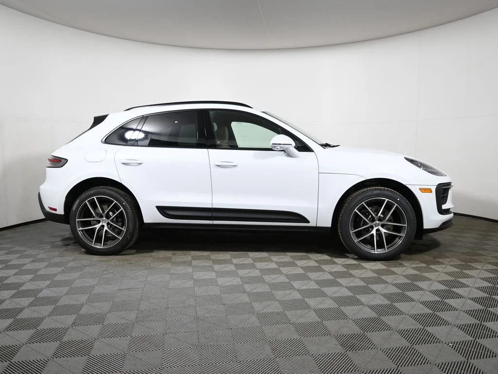 2026 Porsche Macan T - Photo 8