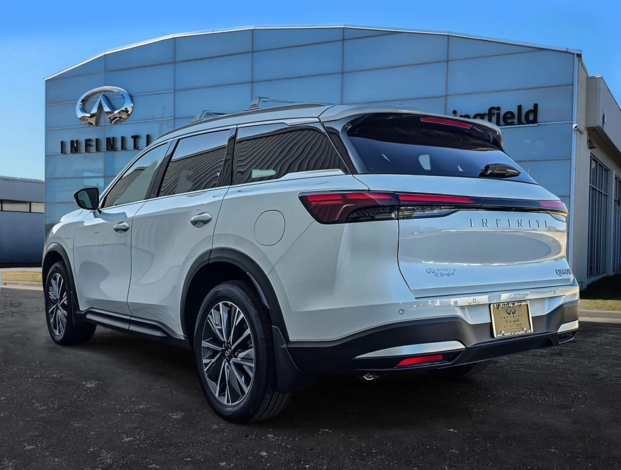 New 2027 RADIANT WHITE INFINITI Luxe AWD image 4