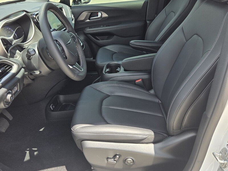 2026 Chrysler Pacifica Select - Photo 9