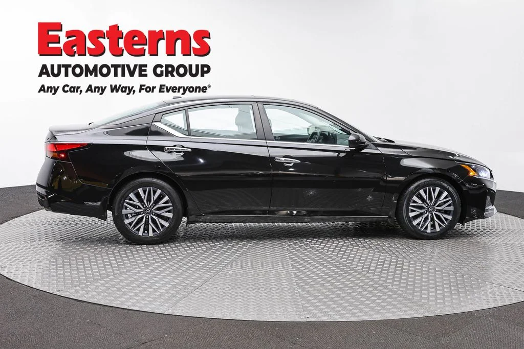 Used 2023 Black Nissan 2.5 SV image 4