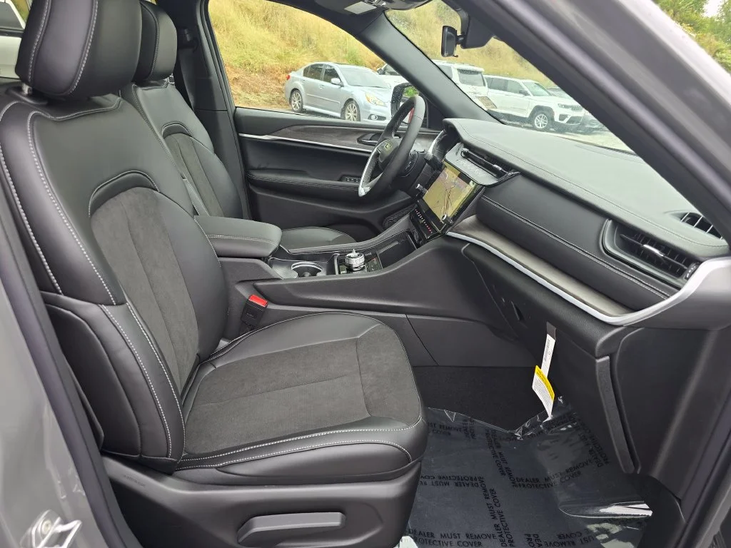New 2027 Gray Jeep Laredo Altitude image 28