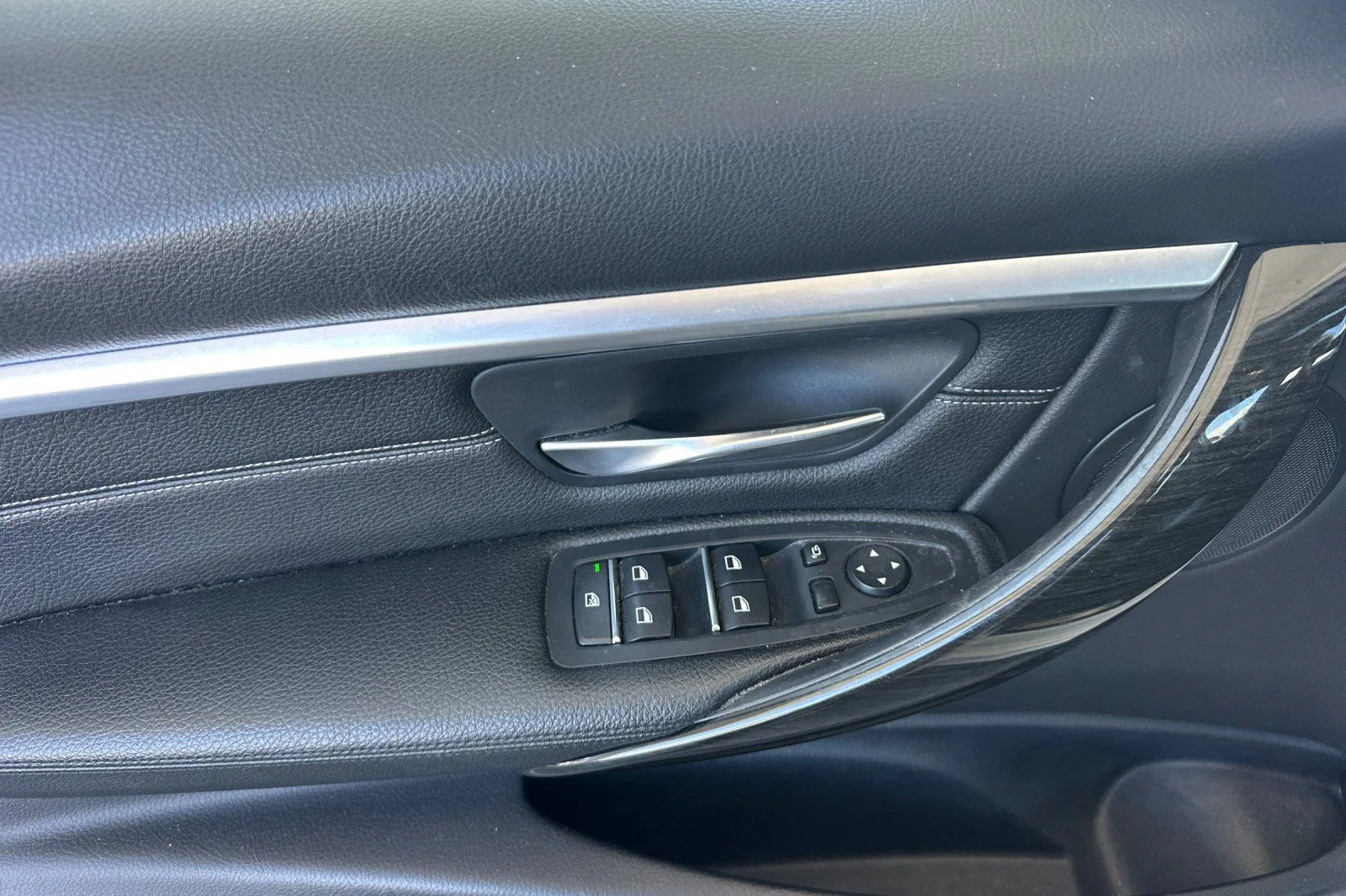 Used 2018 White BMW 330i image 12