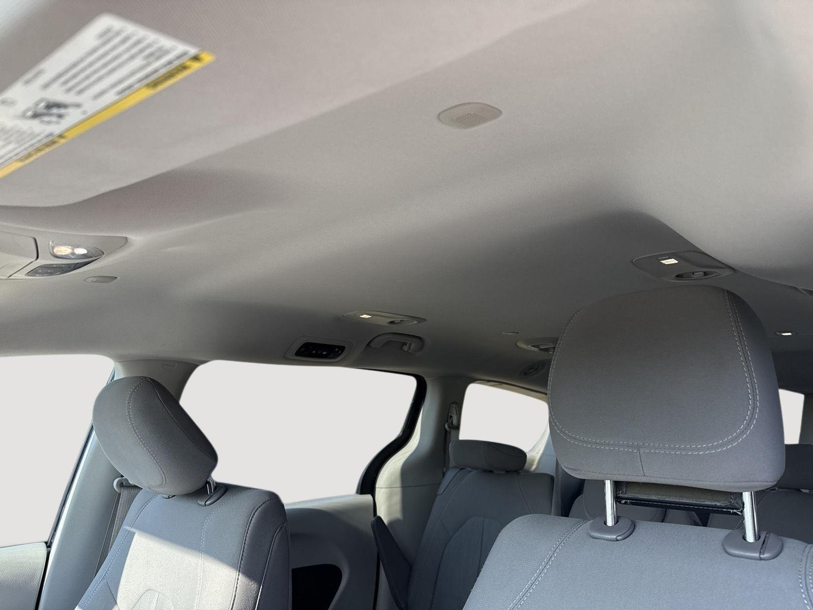 Used 2017 Jazz Blue Pearlcoat Chrysler Touring image 25