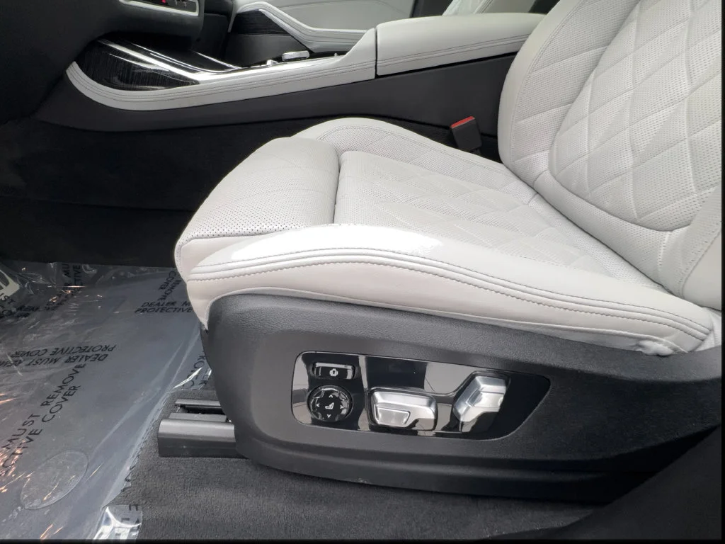 Used 2024 White BMW xDrive40i image 27