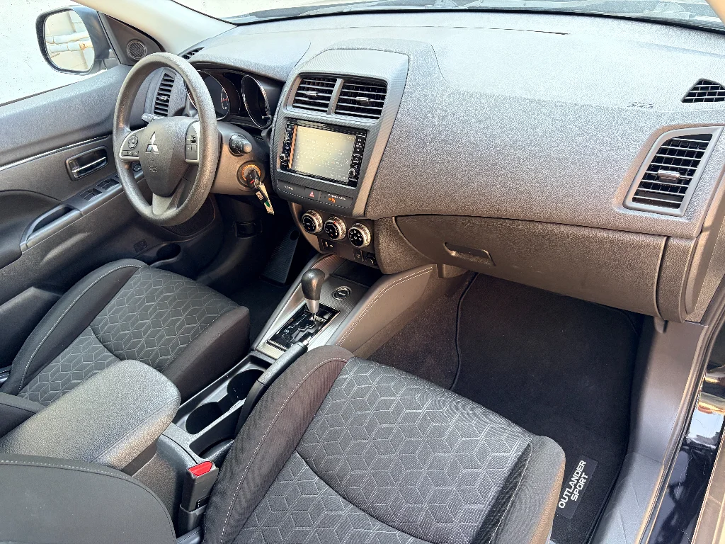 Used 2025 Labrador Black Pearl Mitsubishi ES image 20
