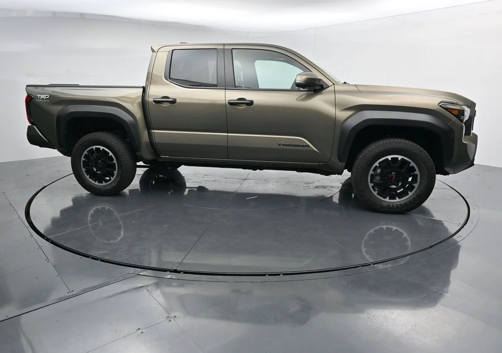Used 2026  Toyota SR5 image 8