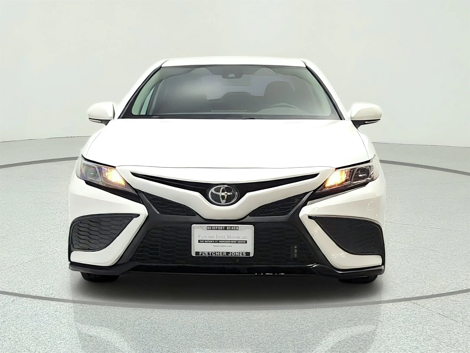 Used 2023 Ice Cap Toyota SE image 2