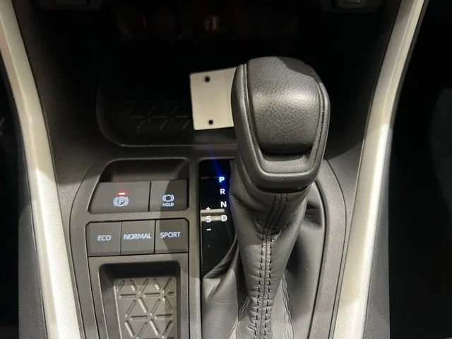 2025 Toyota RAV4 XLE - Photo 15