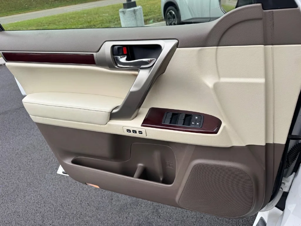 Used 2019 White Lexus 460 image 19