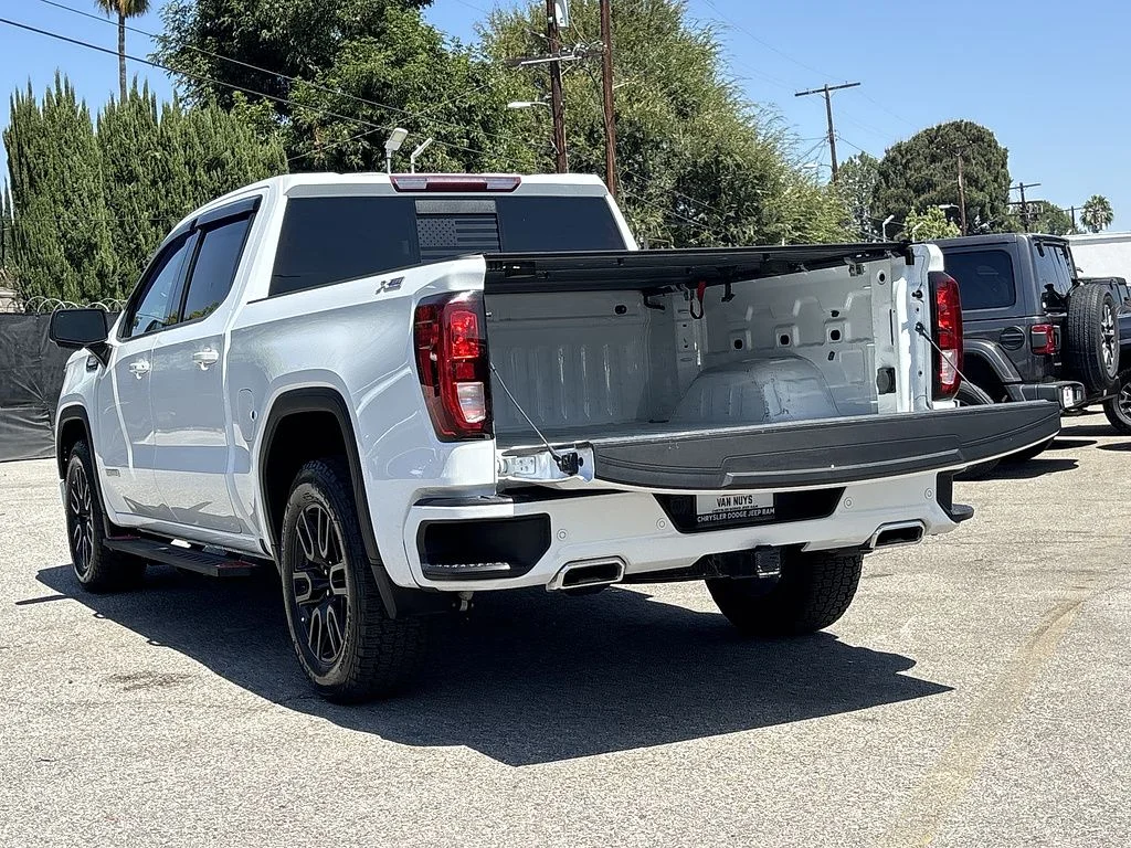 Used 2024 White GMC Elevation image 7