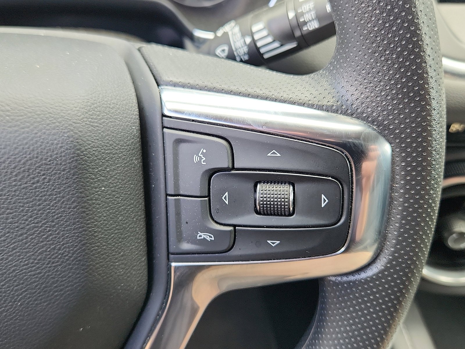 Used 2025 Habanero Orange Chevrolet LT image 21