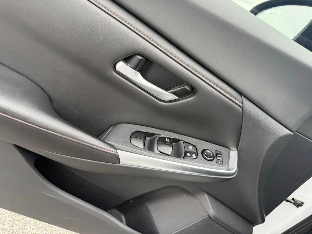 Used 2022 White Nissan SR image 6