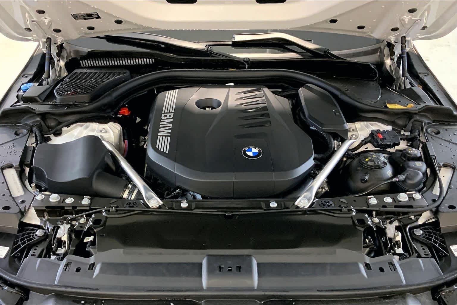 New 2027 Mineral White Metallic BMW 540i xDrive image 16