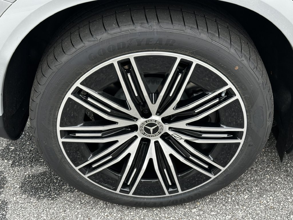 New 2027 MANUFAKTUR Alpine Grey Mercedes-Benz EQE 320+ image 56