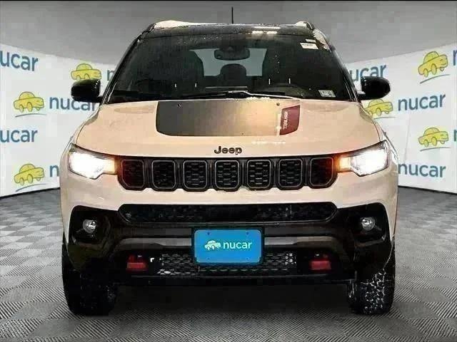New 2026 Bright White Clear-Coat Exterior Paint Jeep Trailhawk image 3