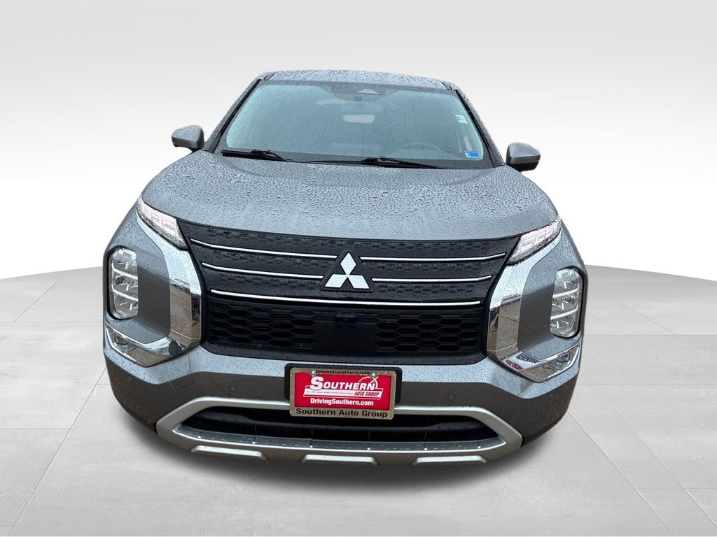 Used 2024 Silver Mitsubishi SE image 8