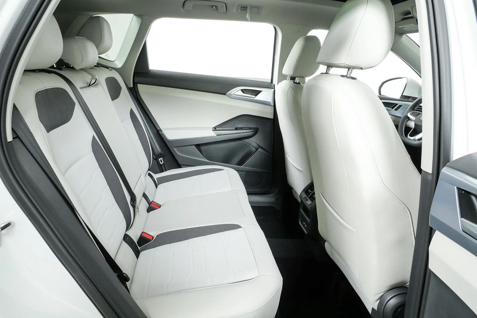 New 2026 Pure White Volkswagen SE image 22