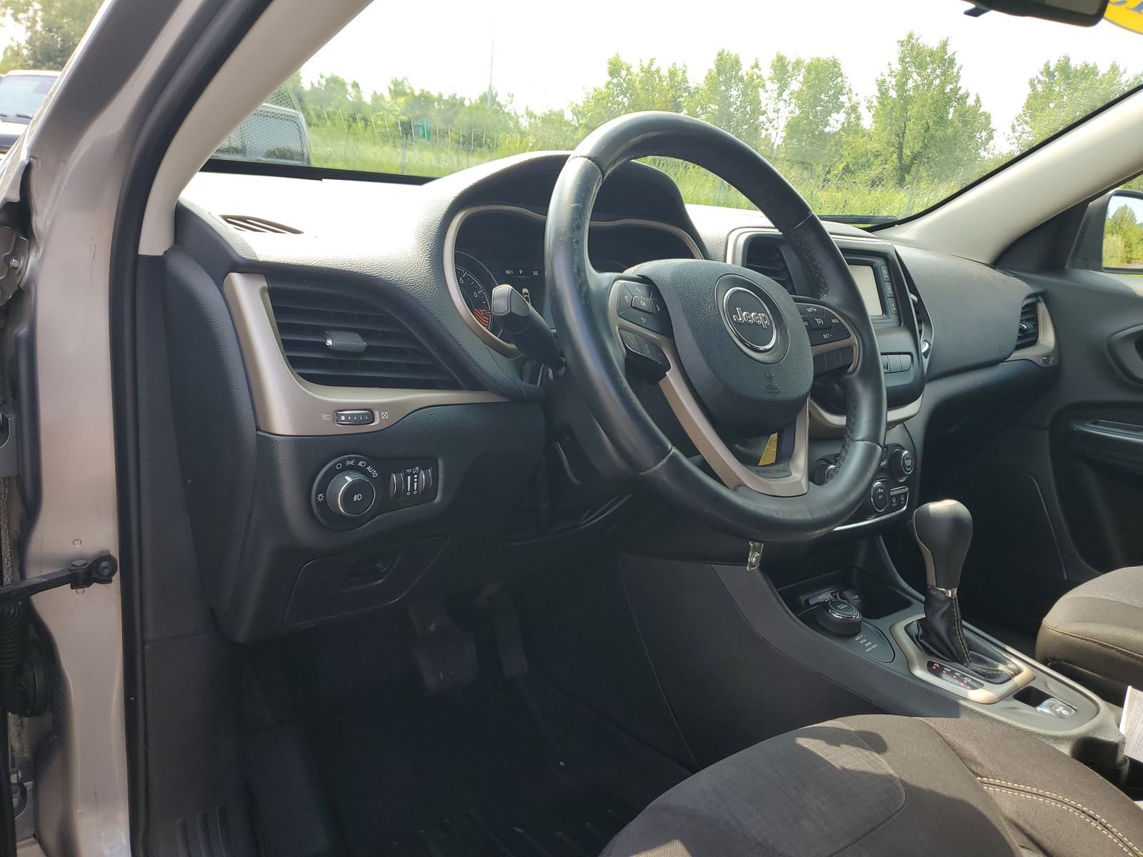 Used 2015 Silver Jeep Latitude image 6