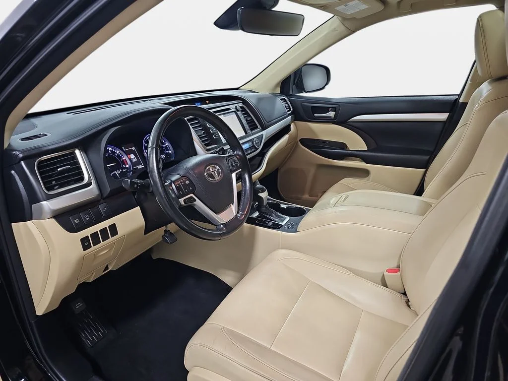 Used 2017 Black Toyota XLE image 18