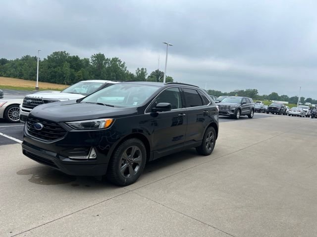 Used 2022 Black Metallic Ford SEL image 1