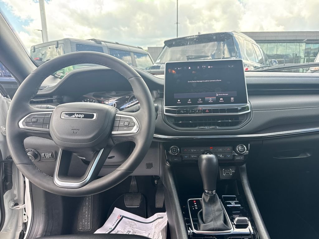 Used 2023 White Jeep Latitude image 17