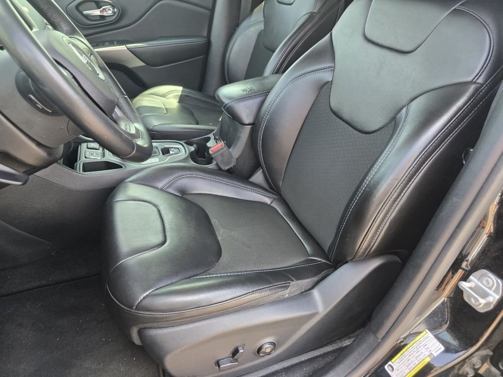 Used 2019 Black Jeep Latitude Plus image 19