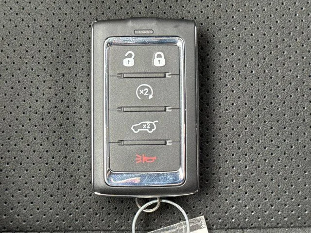 New 2026 Bright White Clear-Coat Exterior Paint Jeep Altitude image 20