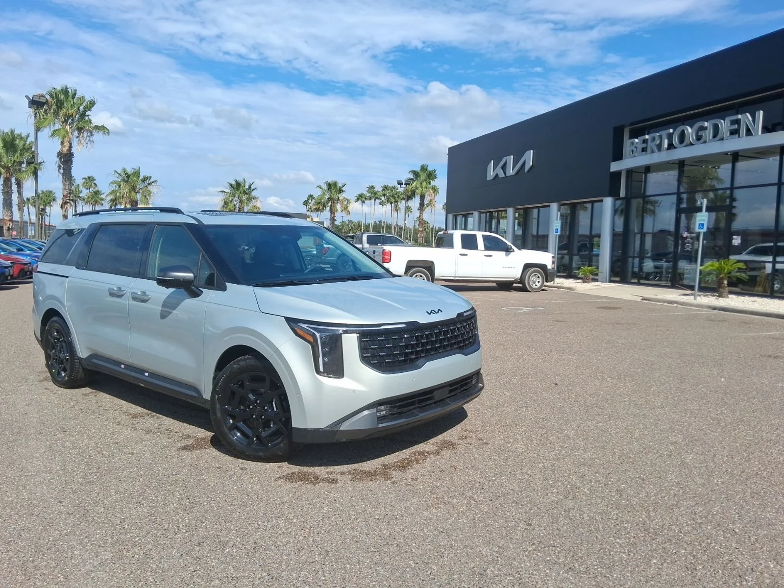 2026 Kia Sedona SX's photo
