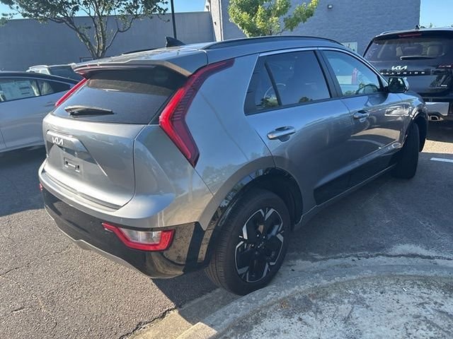 Used 2023 Gray Kia Wind image 3