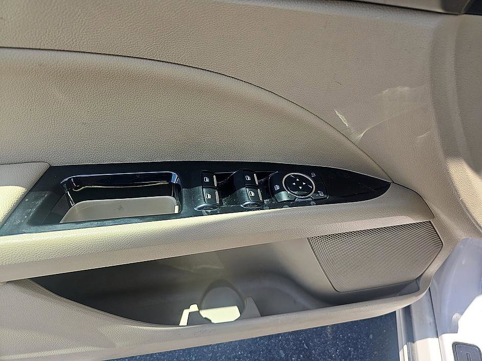 Used 2016 White Platinum Clearcoat Metallic Ford SE image 12