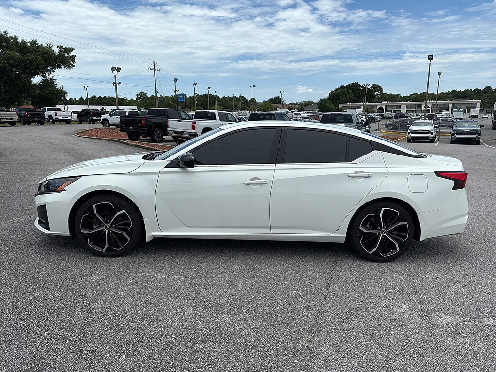 Used 2024 WHITE Nissan  image 3