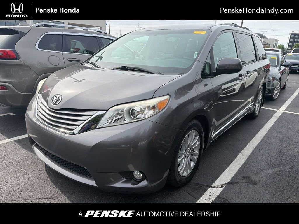 2017 Toyota Sienna XLE Premium V6 8-Passenger's photo