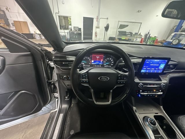 Used 2020 Silver Metallic Ford Limited image 15