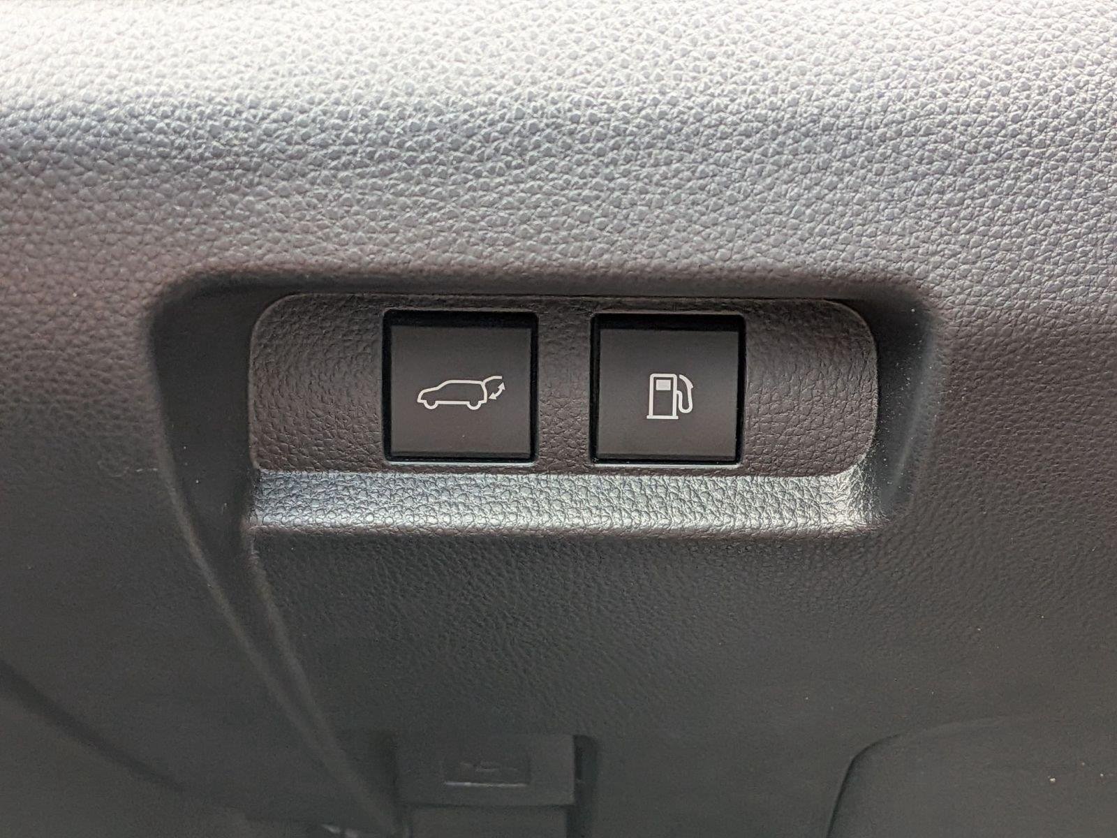 Used 2025 Oxygen White Toyota Limited image 38