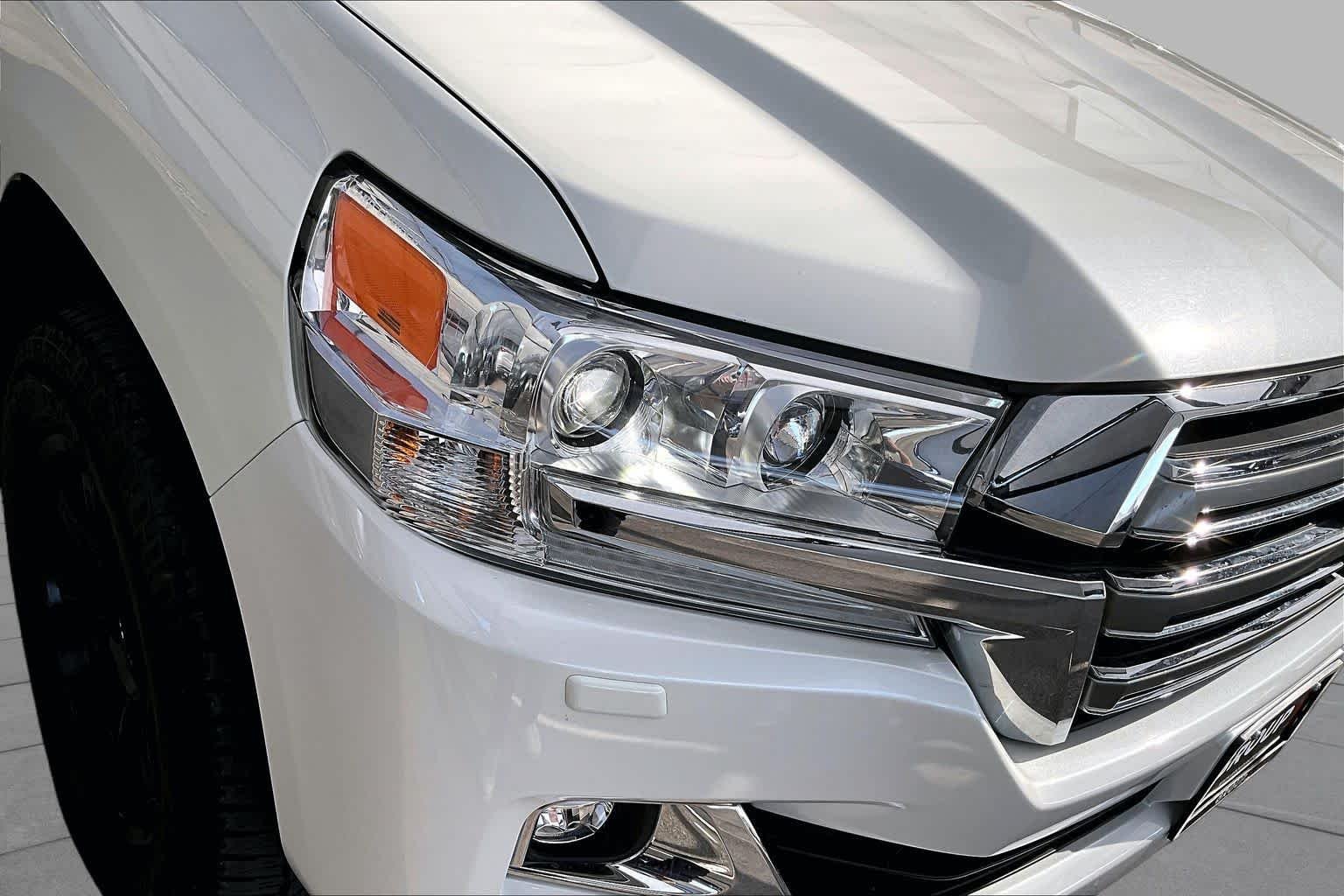 Used 2021 Blizzard Pearl Toyota  image 28