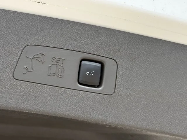 Used 2022 White Lincoln Grand Touring image 28