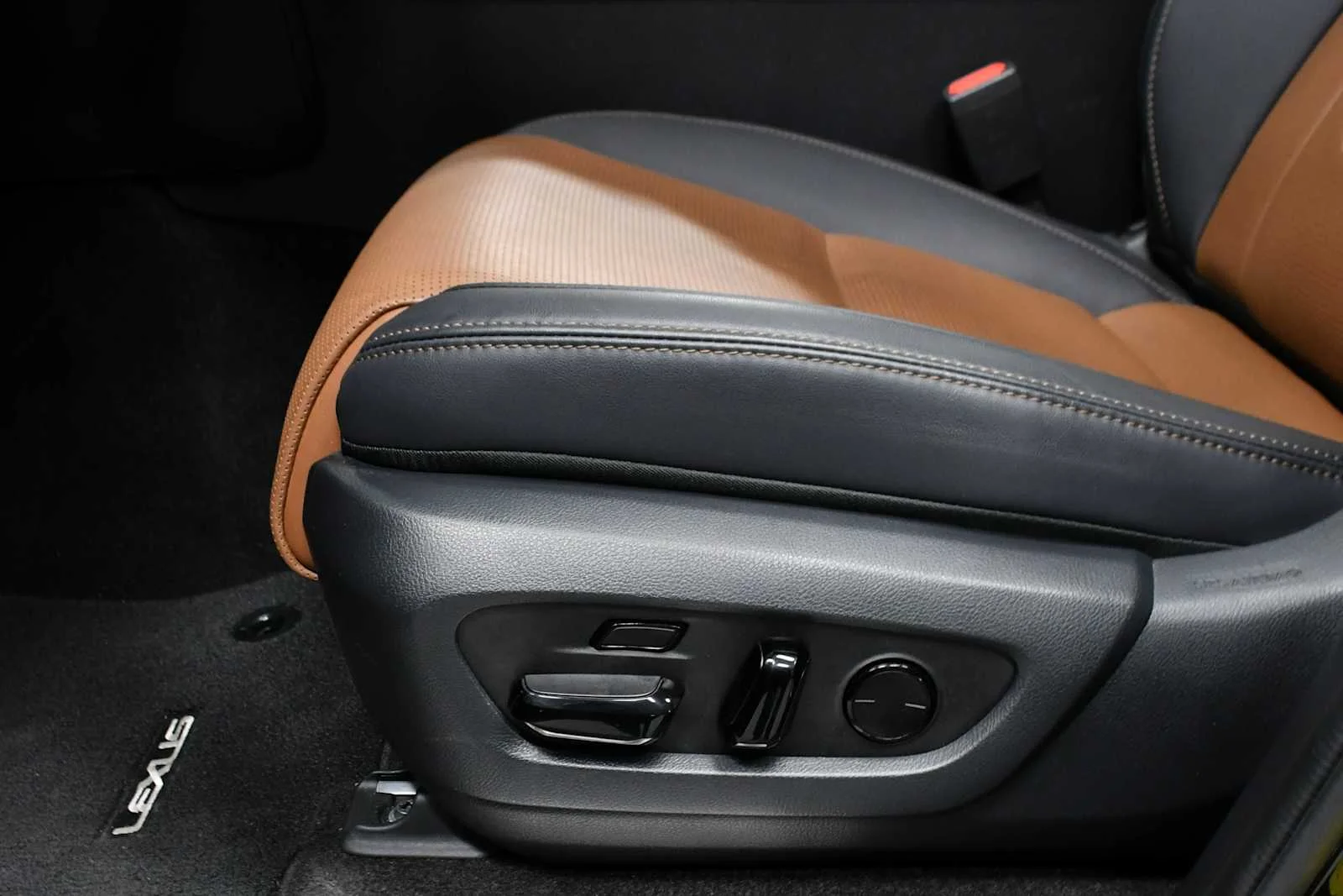 Certified Used 2025 Caviar Lexus Luxury+ image 17